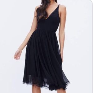 - Dress the Population
Alicia Chiffon V-Neck Sleeveless‎ Lace
Hem Midi Dres…